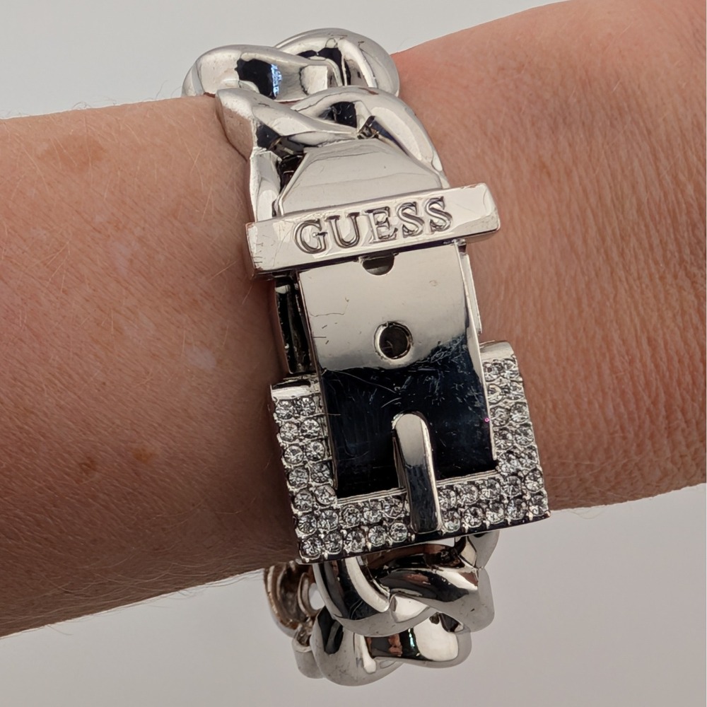 Guess Silver Tone Chunky Curb Chain Bracelet Rhinestone Buckle Logo 6.5"